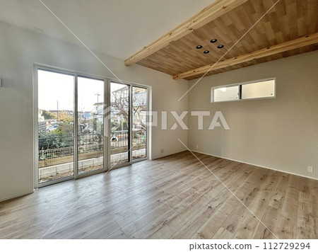 Living room of a newly built house, flooring, sweeping windows 112729294