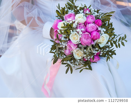 bouquet of pink roses 112729938