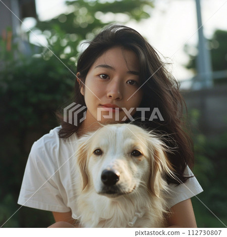 一個女人遛狗 112730807