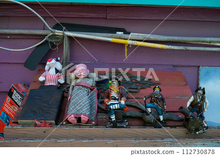 Pirates sailors fisherman's wharf Victoria British Columbia, House Boat Homes float on Vancouver Island BC Boats and Yachts Marina details decor figurines shells various Victoria BC Canada 10.10.2023 112730878