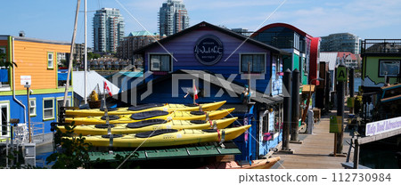 fisherman's wharf Victoria British Columbia, Fisherman's wharf House Boat Homes float on Vancouver Island BC Boats and Yachts at Fisherman's Wharf Marina in Inner Harbour. Canada Victoria 10.10.2023 112730984