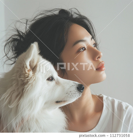 A woman stroking a dog 112731058