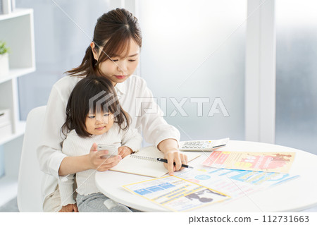 一位婦女為她的孩子選課 一位婦女為她的孩子選課 112731663