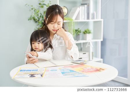 一位婦女為她的孩子選課 一位婦女為她的孩子選課 112731666
