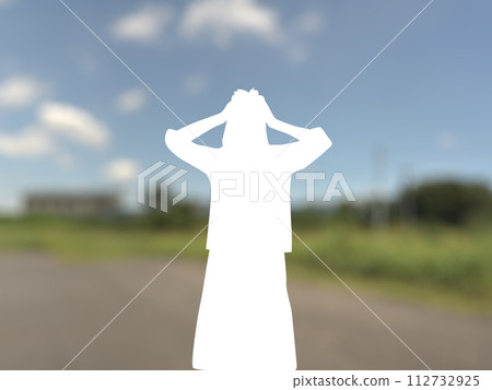 一個憂心忡忡的女人抱著頭水平 3D 插圖的剪影 一個憂心忡忡的女人抱著頭水平 3D 插圖的剪影 112732925
