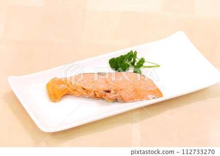 Salt-grilled coho salmon, salmon, grilled fish, white plate 112733270