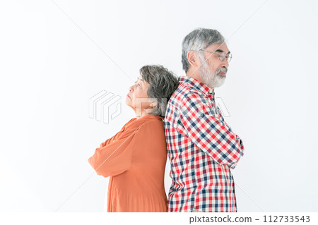 Senior couple thinking back to back 112733543