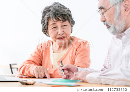 Senior couple end of life 112733830