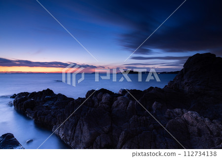 The sea at dusk 112734138