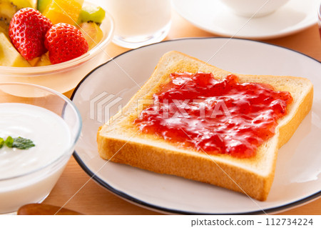 Apply strawberry jam to toast Apply strawberry jam to toast 112734224