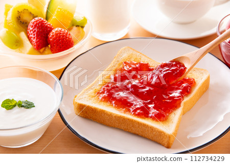 將草莓醬塗抹在吐司上 112734229