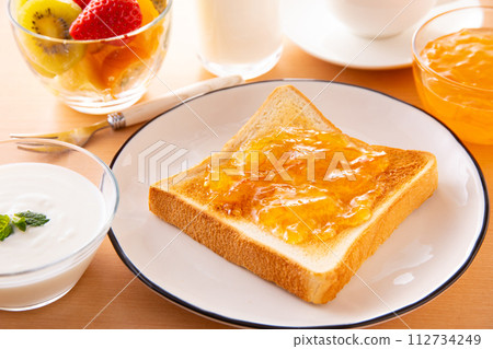 Apply marmalade to toast 112734249