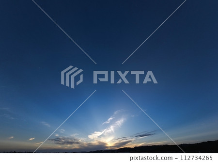 傍晚的天空，光線透過雲層照耀，春天，超廣角，天空為主，230524pm 112734265