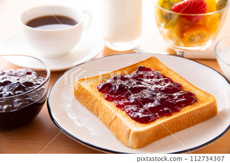 將藍莓果醬塗在吐司上 112734307
