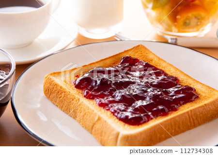 將藍莓果醬塗在吐司上 112734308