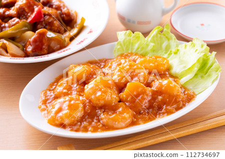 Stir-fried shrimp with chili sauce and sweet and sour pork 112734697
