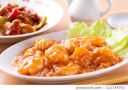 Stir-fried shrimp with chili sauce and sweet and sour pork 112734701