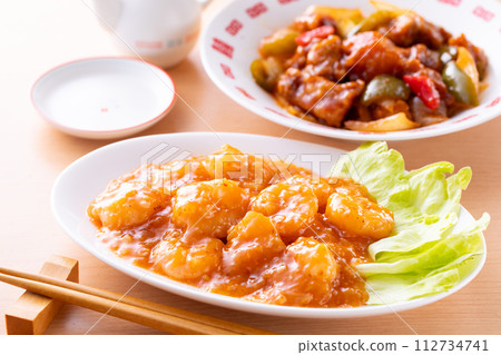 Stir-fried shrimp with chili sauce and sweet and sour pork 112734741
