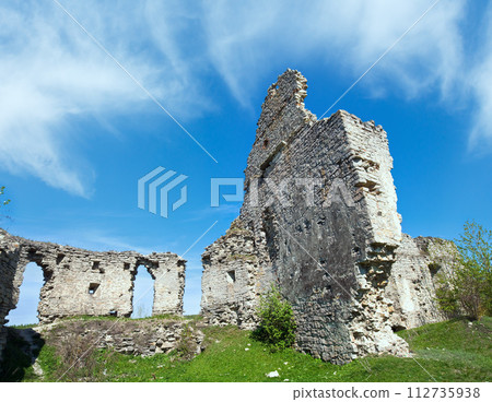 Ancient fortress ruins 112735938