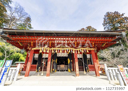 早春的宮城縣鹽灶市芝彥神社參拜殿 112735997