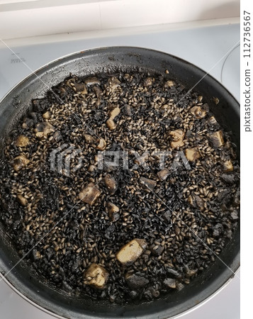 Arroz Negro Black Rice. Traditional Valencian Dish. 112736567