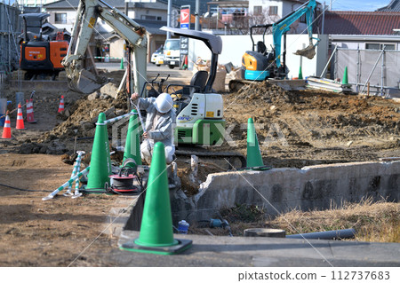 工地：拆除後使用重型設備進行土地平整工作 112737683