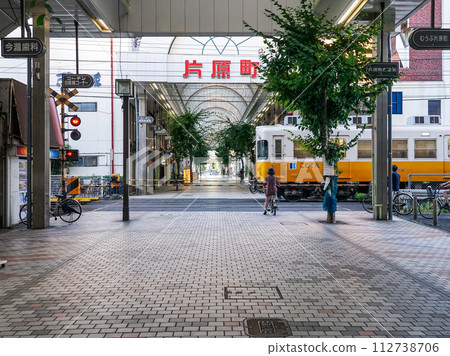 A train running through an arcade shopping street (Takamatsu City, Kagawa Prefecture) 112738706