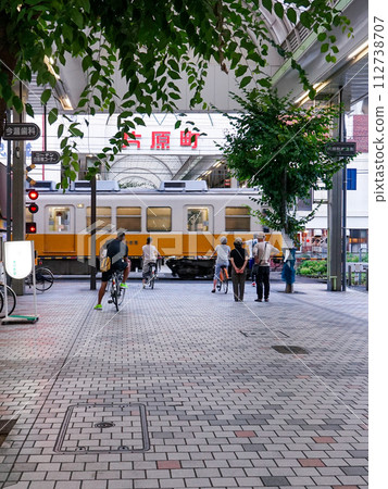 A train running through an arcade shopping street (Takamatsu City, Kagawa Prefecture) A train running through an arcade shopping street (Takamatsu City, Kagawa Prefecture) 112738707