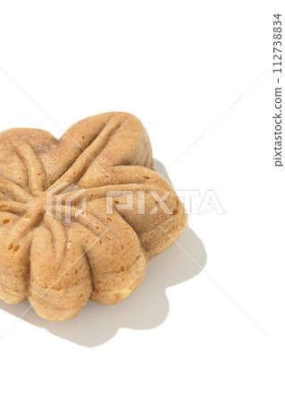 紅葉饅頭在白色背景下拍攝 112738834