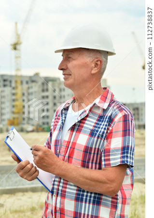 Portrait of an elderly man on a construction site 112738837