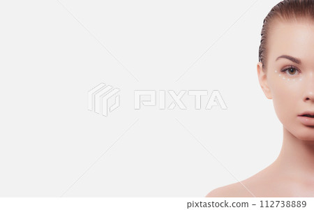 Beauty skin. Head and shoulders of blond woman 112738889