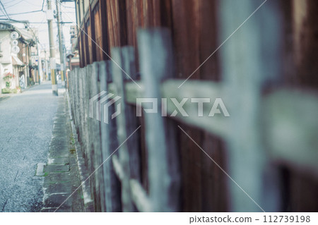 在京都市下京區紅燈區拍攝島原美麗的傳統街景 112739198