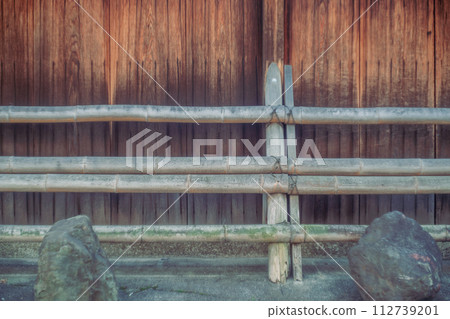 Photographing the beautiful traditional townscape of Shimabara in the red light district of Shimogyo Ward, Kyoto City Photographing the beautiful traditional townscape of Shimabara in the red light district of Shimogyo Ward, Kyoto City 112739201