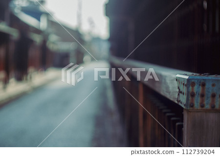 在京都市下京區紅燈區拍攝島原美麗的傳統街景 112739204