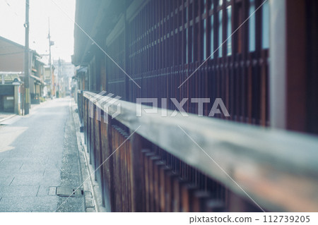 在京都市下京區紅燈區拍攝島原美麗的傳統街景 112739205