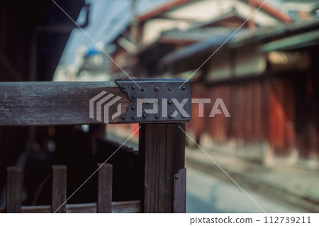 在京都市下京區紅燈區拍攝島原美麗的傳統街景 在京都市下京區紅燈區拍攝島原美麗的傳統街景 112739211