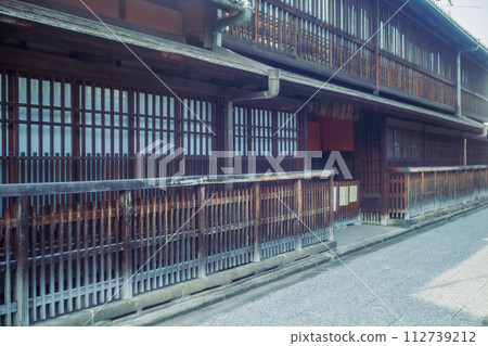 在京都市下京區紅燈區拍攝島原美麗的傳統街景 112739212