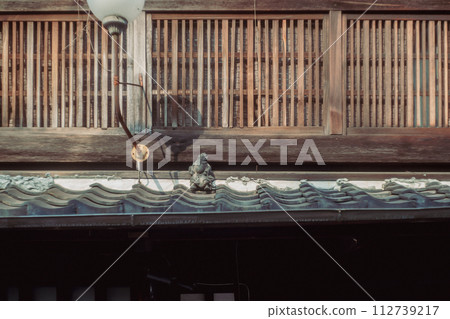 Photographing the beautiful traditional townscape of Shimabara in the red light district of Shimogyo Ward, Kyoto City Photographing the beautiful traditional townscape of Shimabara in the red light district of Shimogyo Ward, Kyoto City 112739217