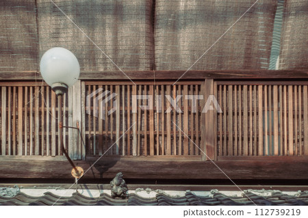 在京都市下京區紅燈區拍攝島原美麗的傳統街景 112739219