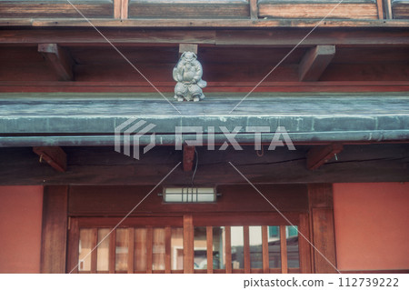 在京都市下京區紅燈區拍攝島原美麗的傳統街景 112739222