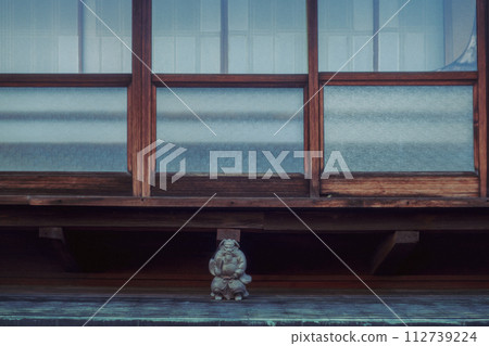 在京都市下京區紅燈區拍攝島原美麗的傳統街景 112739224