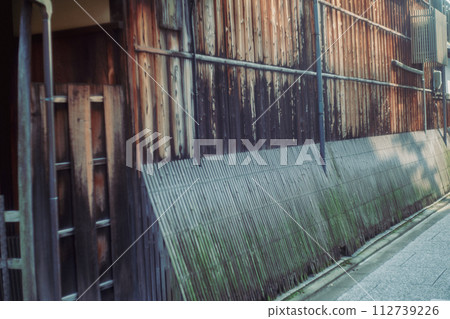 在京都市下京區紅燈區拍攝島原美麗的傳統街景 112739226