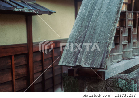 在京都市下京區紅燈區拍攝島原美麗的傳統街景 112739238