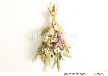Colorful dried flower interior 112739263