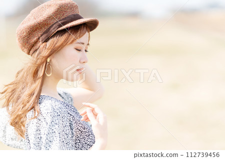 戴帽子的時尚肖像女人 112739456