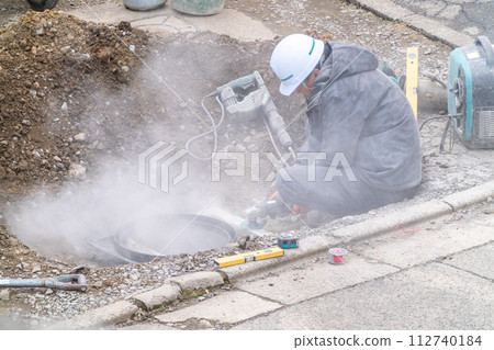 人孔抬高作業、干涉部位的鑿削、拋光作業、圓盤磨床、粉塵、粉塵對策 人孔抬高作業、干涉部位的鑿削、拋光作業、圓盤磨床、粉塵、粉塵對策 112740184