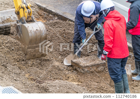 道路施工鏟工人液壓挖土機挖掘工作 112740186