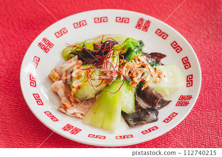 Stir-fried bok choy and wood ear mushrooms 112740215