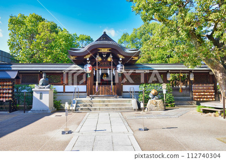 Seimei Shrine main shrine, peach for warding off evil spirits, statue of Abe Seimei, subsidiary shrine, Saiinari shrine, sacred tree (Kyoto City, Kyoto Prefecture) 112740304