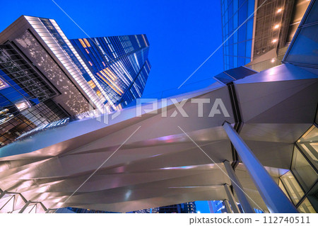 日本東京城市景觀今天開放的虎之門之丘站塔。右邊是玻璃岩建築(夜景) 日本東京城市景觀今天開放的虎之門之丘站塔。右邊是玻璃岩建築(夜景) 112740511